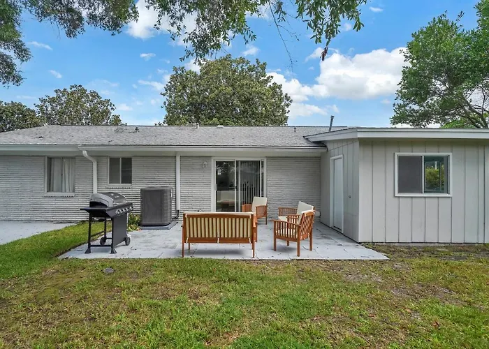Magnolia - Family-Friendly Comforts, Tvs, Grill & Just Steps To The Beach!